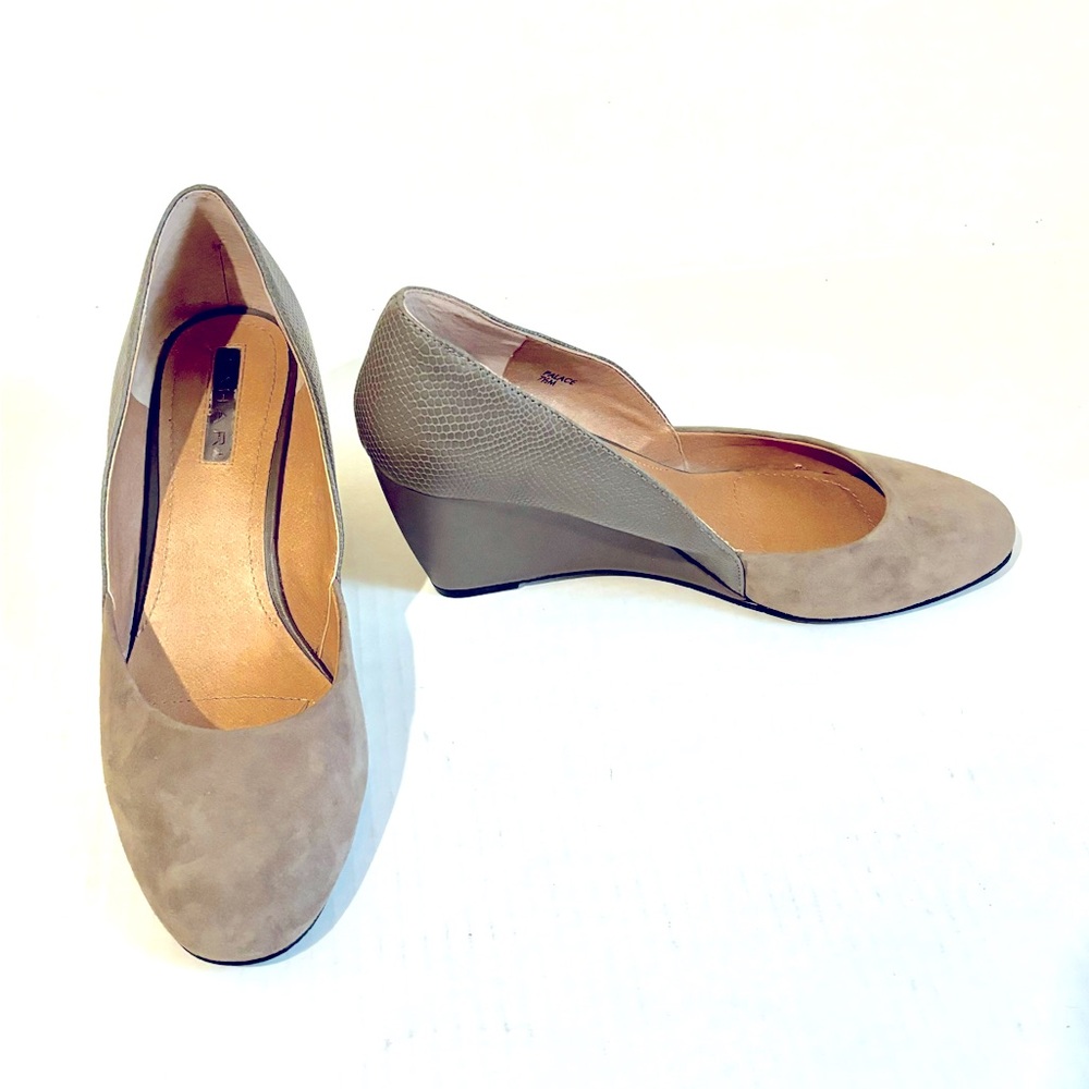 Tahari Palace Tan Suede Leather Wedge Size 7 1/2